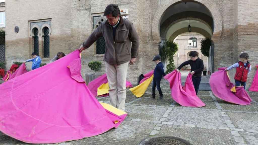 El torero Eduardo Dávila Miura se solidariza con Rivera.