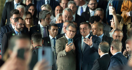 Jair Bolsonaro, presidente de Brasil y candidato a la reelección, se toma una fotografía duran una reunión con senadores electos en un esfuerzo por impulsar la campaña a la segunda vuelta, hoy en el Palácio da Alvorada en Brasilia (Brasil) - EFE/ Joédson Alves