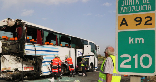 Una persona ha fallecido, siete han resultado heridas graves y 28 de carácter leve en la colisión registrada a primera hora de este domingo / EFE