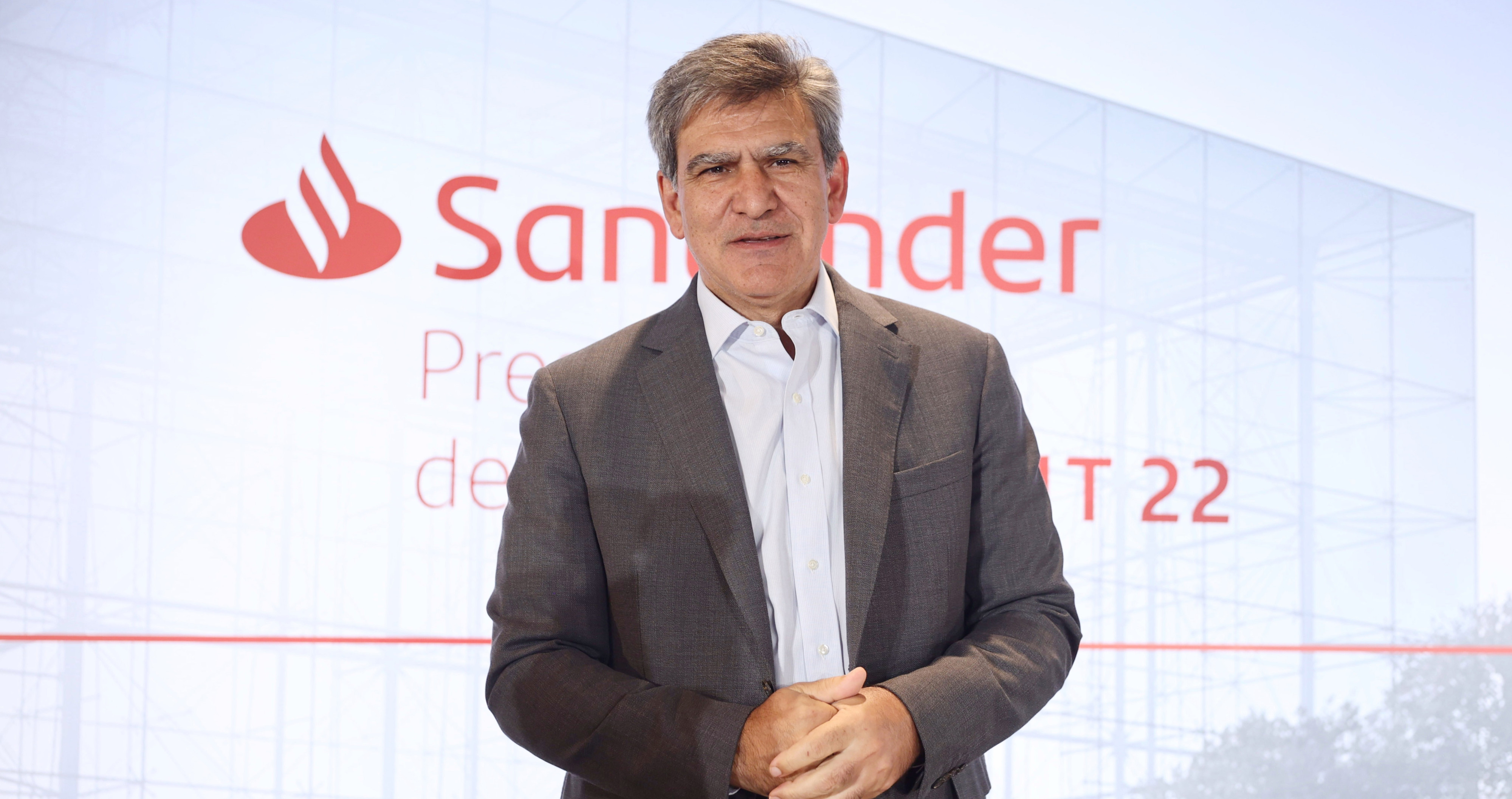 El consejero delegado de Santander, José Antonio Álvarez, posa en una rueda de prensa para presentar los resultados del primer trimestre de 2022, en Ciudad Grupo Santander / EP