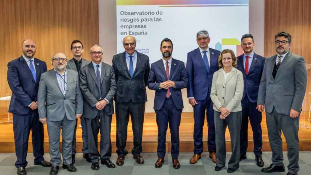 El 'conseller' de Empresa de la Generalitat, Roger Torrent, en el centro, junto al resto de participantes en la presentación del Observatorio de riesgos para las empresas en España de 2023 / INSTITUTO CERDÀ