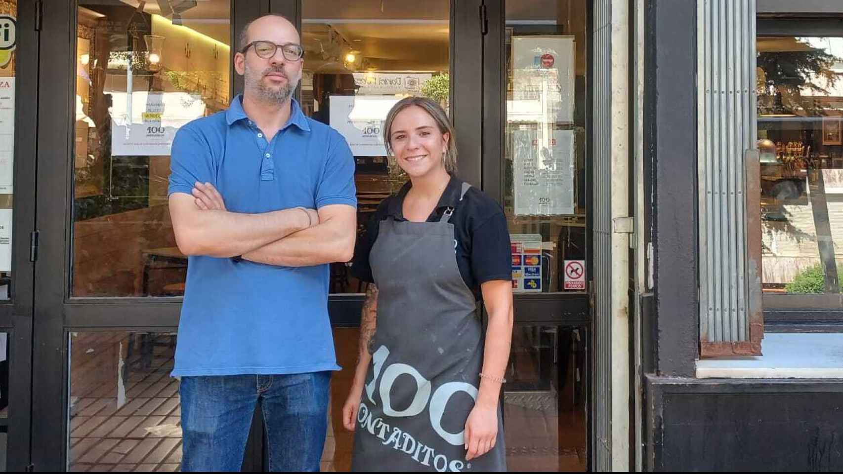 Francisco Pérez Corso, junto a una empleada en la puerta de uno de sus locales de 100 Montaditos de Restalia en Badajoz / CEDIDA