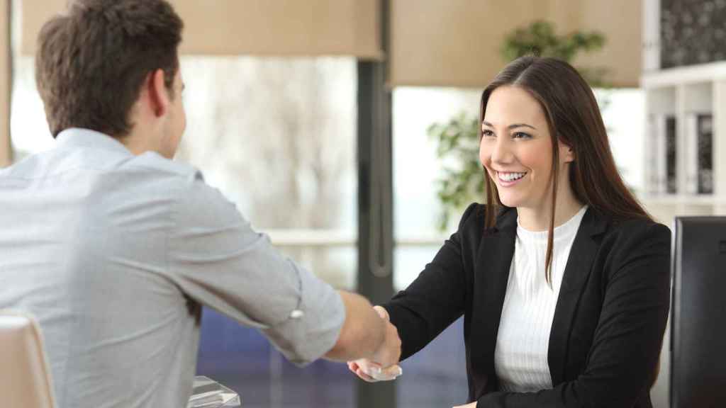 Mujer de negocios dando la mano