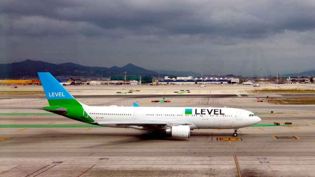 Imagen de una aeronave de Level en el aeropuerto de El Prat