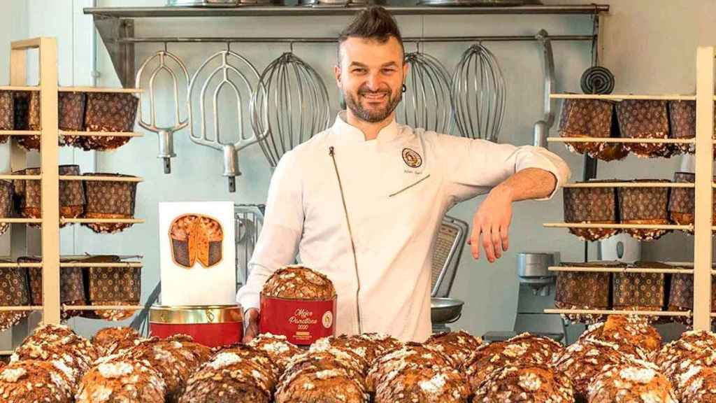 Adan Sáez, de Xocosave, ante el célebre pannettone de la pastelería / Cedida