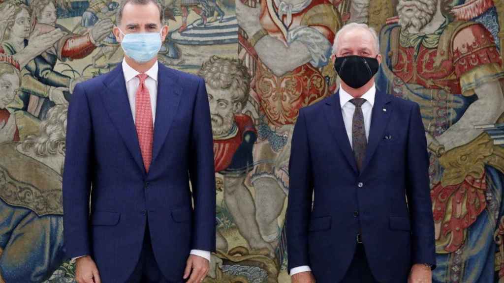 El rey Felipe VI junto al presidente de Seat, Carsten Isensee / CASA REAL