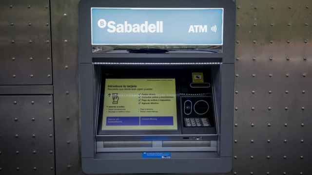 Un cajero de Banco Sabadell en imagen de archivo / EUROPA PRESS