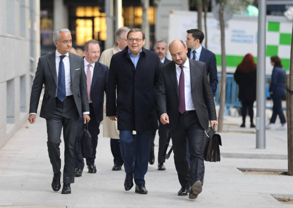 Fridman, en el centro de la imagen, y su séquito llegando a la Audiencia Nacional / EUROPA PRESS