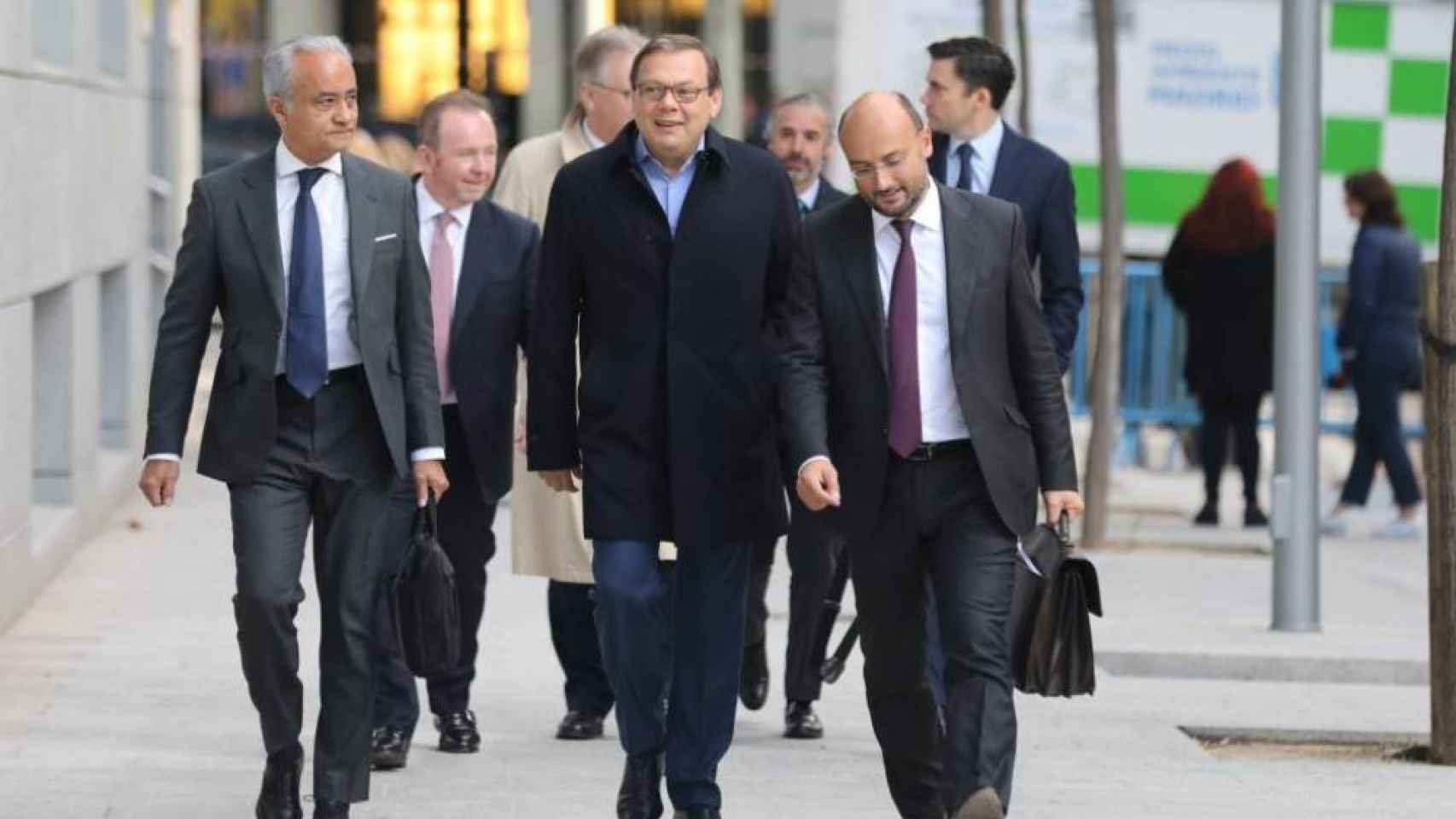 Fridman, en el centro de la imagen, y su séquito llegando a la Audiencia Nacional / EUROPA PRESS