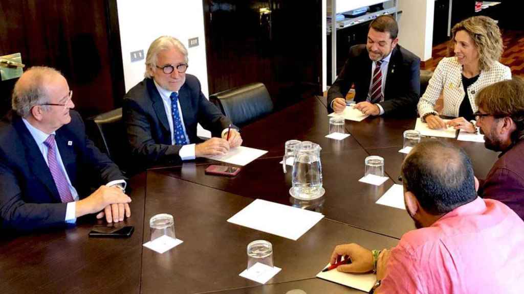 La consejera de Empresa, Àngels Chacón (c), junto al secretario general del departamento, Joaquim Ferrer, y los líderes de Foment, Josep Sánchez Llibre; Pimec, Josep González; UGT, Camil Ros, y CCOO, Javier Pacheco / GENCAT