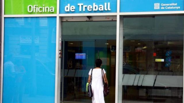 Una mujer en paro entra en una oficina de trabajo en Cataluña / SOC