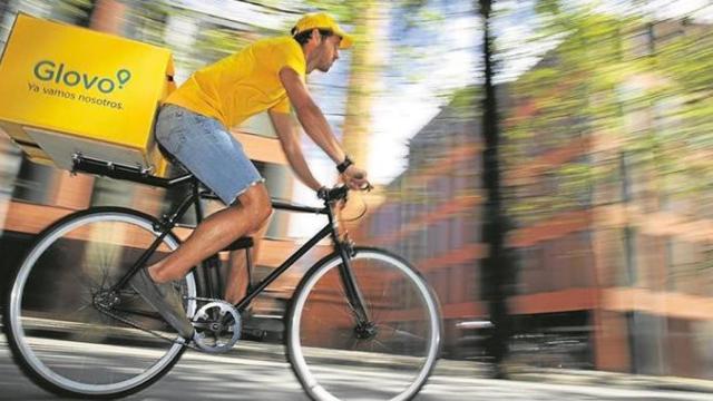 Un repartido de Glovo, en una imagen de archivo / EE