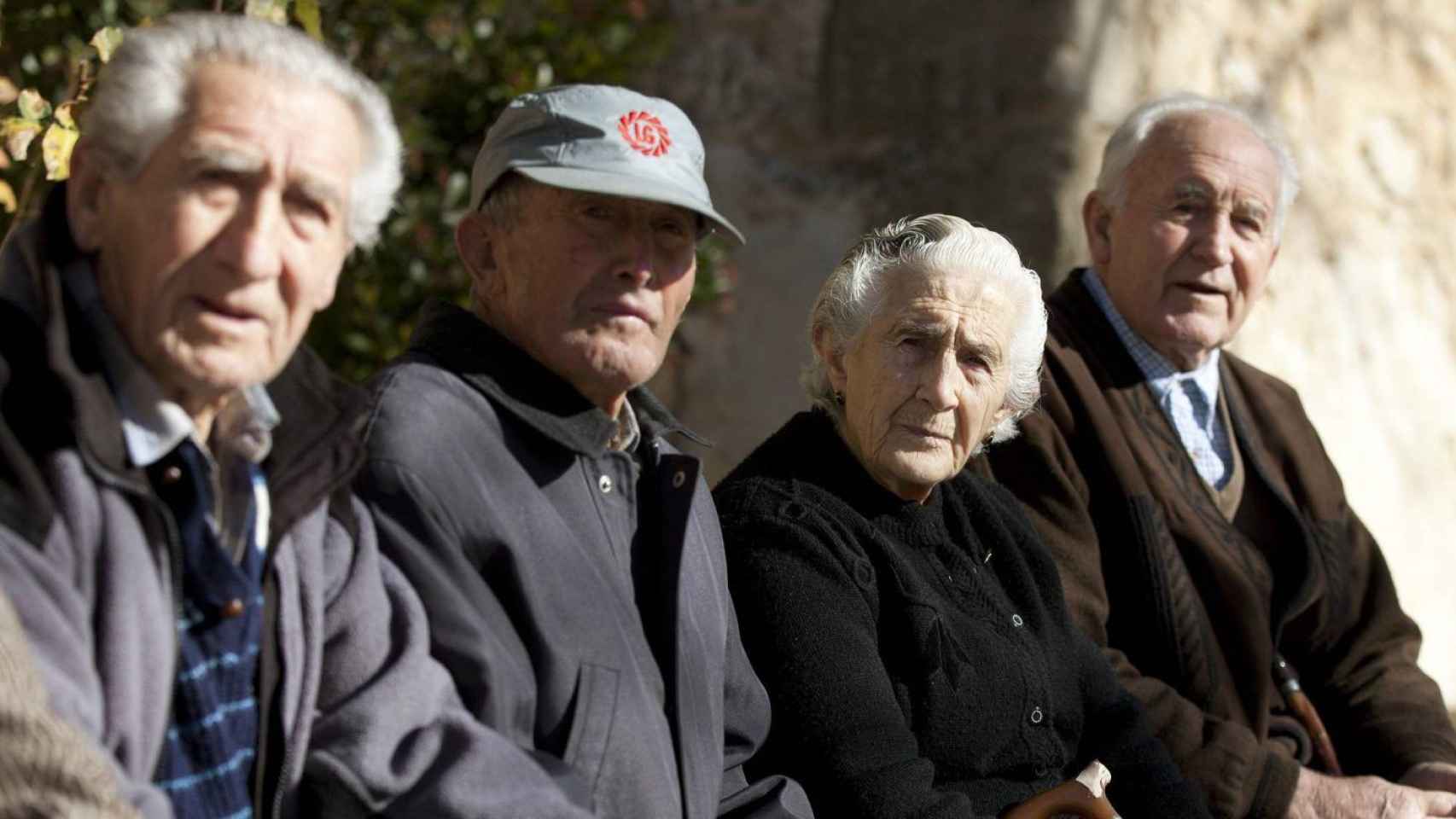 Pensionistas en una plaza / EFE