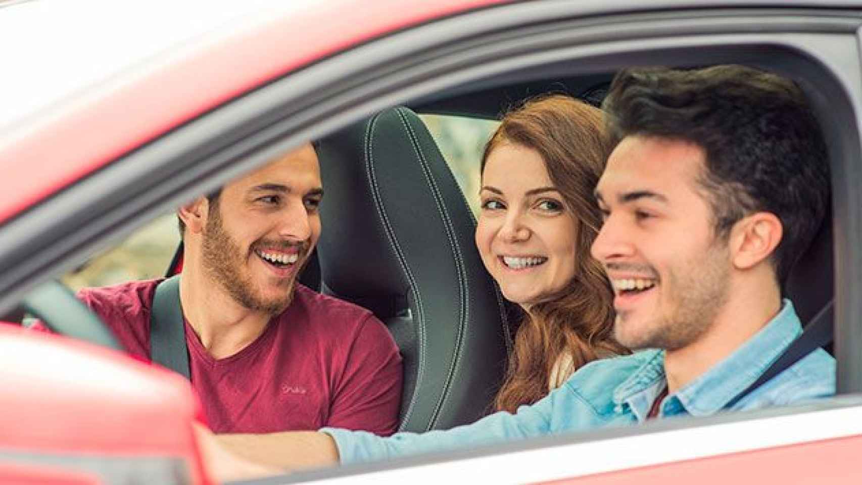 Tres personas en un coche compartido / BLABLACAR