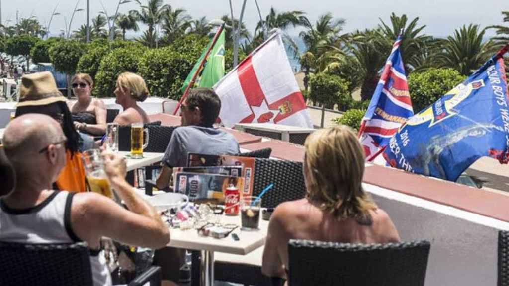 Imagen de archivo de turistas británicos en la isla canaria de Lanzarote.