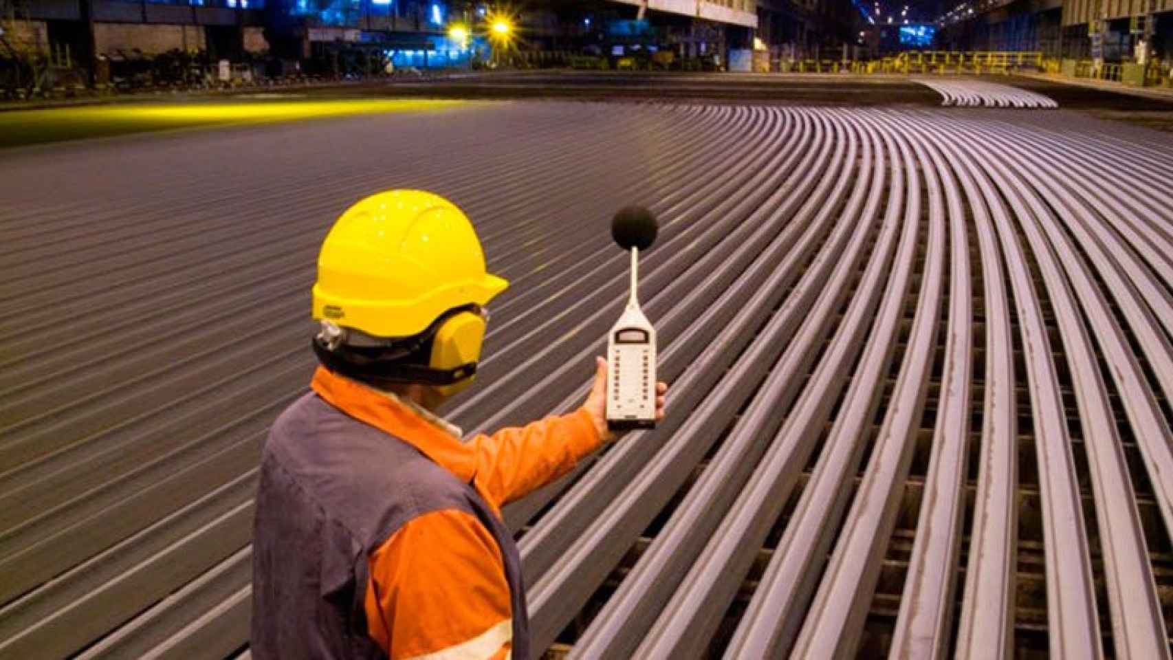 Instalaciones de ArcelorMittal en Gijón, una de las empresas cuyas acciones más caen esta mañana en la bolsa española.