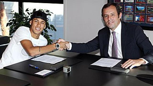 Neymar y Rosell, tras la firma del contrato