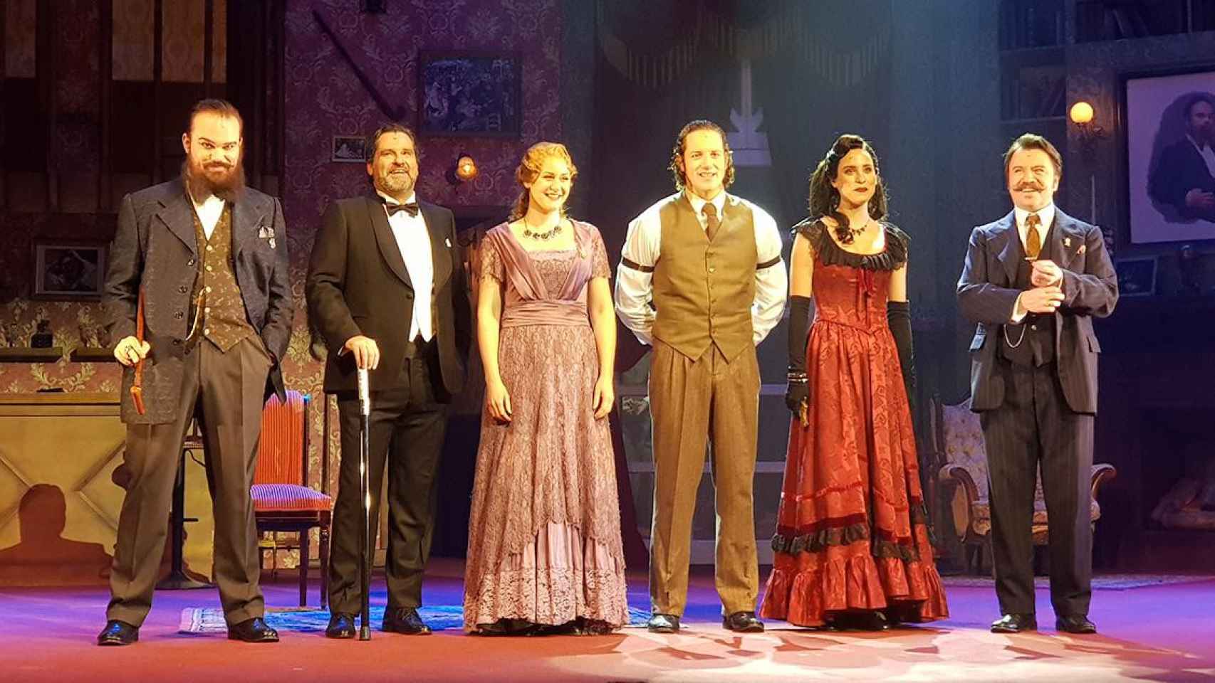 Los actores de '¿Quién mató a Sherlock Holmes?' en el Teatre Apolo de Barcelona / CARLOS LÓPEZ AGUIRRE - CRÓNICA GLOBAL