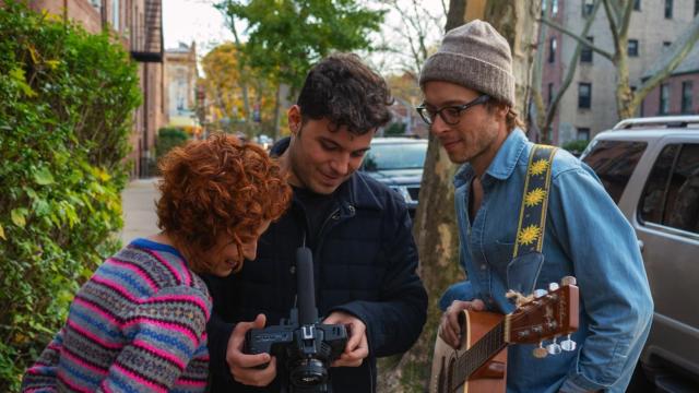 El periodista Albert Negrete (c) en uno de sus rodajes / CG