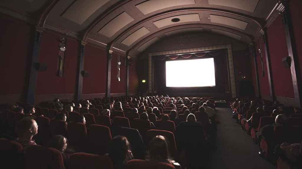 Personas en el cine viendo una de las películas más influyentes de la historia / UNSPLASH