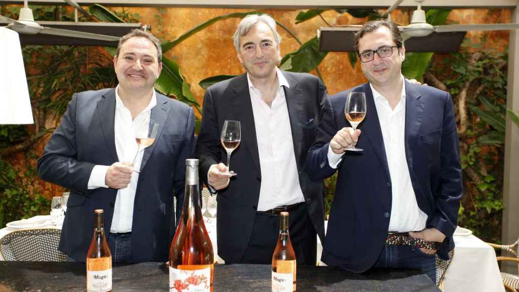 El director técnico de Bodegas Muga, Isaac Muga, el vicepresidente, Manu, y el director comercial, Juan, en la presentación de la segunda añada de Flor de Muga / CG