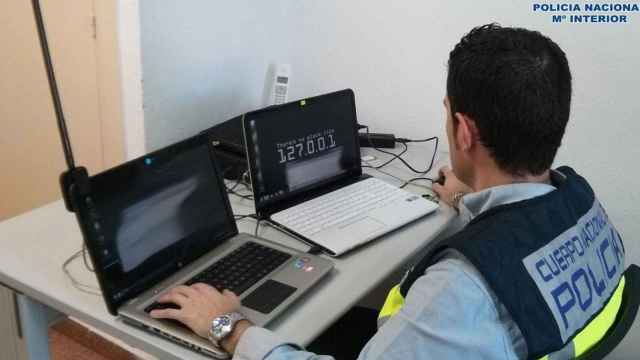 Un agente del CNP analiza el ordenador de un presunto estafador por el método 'phishing' / EUROPA PRESS