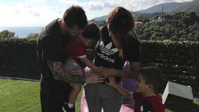 La fotografía con la que Messi y Antonella anunciaron, junto a sus hijos, su tercer embarazo / Instagram