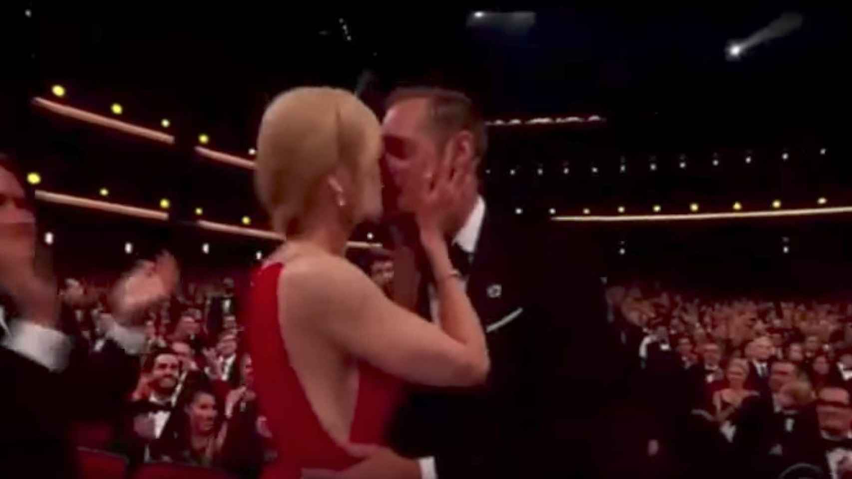 Nicole Kidman besa al actor Alexander Skarsgård