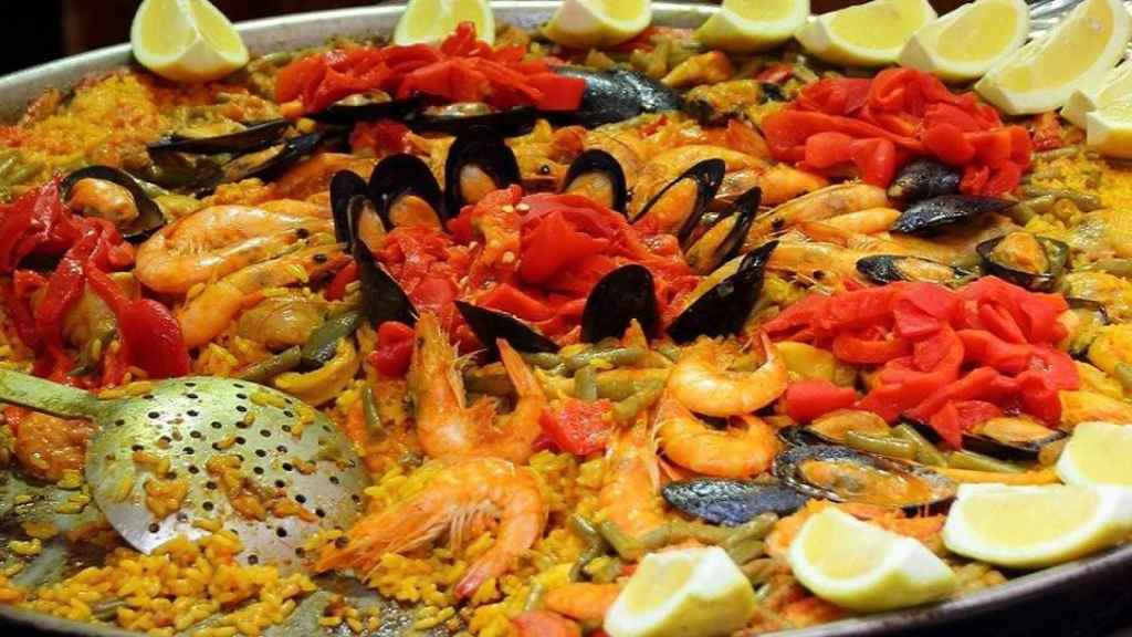 Una paella como las que sirven en los restaurantes de la Costa Brava  / Meineresterampe EN PIXABAY