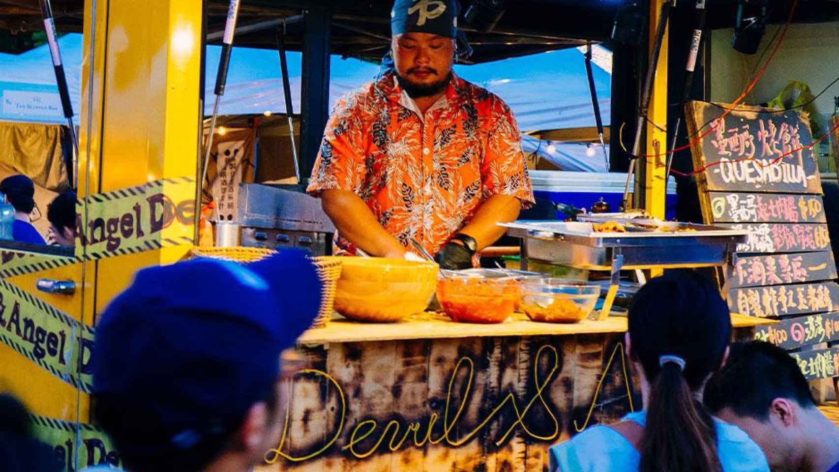 Cocinero preparando comida en un festival de gastronomía y música / UNSPLASH