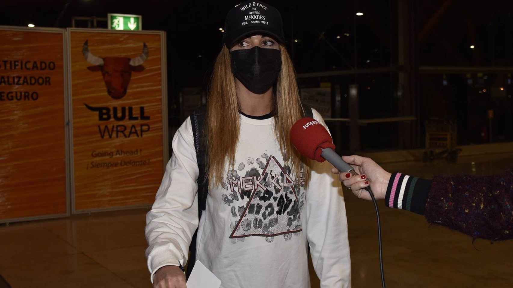 La presentadora de 'Supervivientes', Lara Álvarez, a su llegada al aeropuerto de Madrid / EP