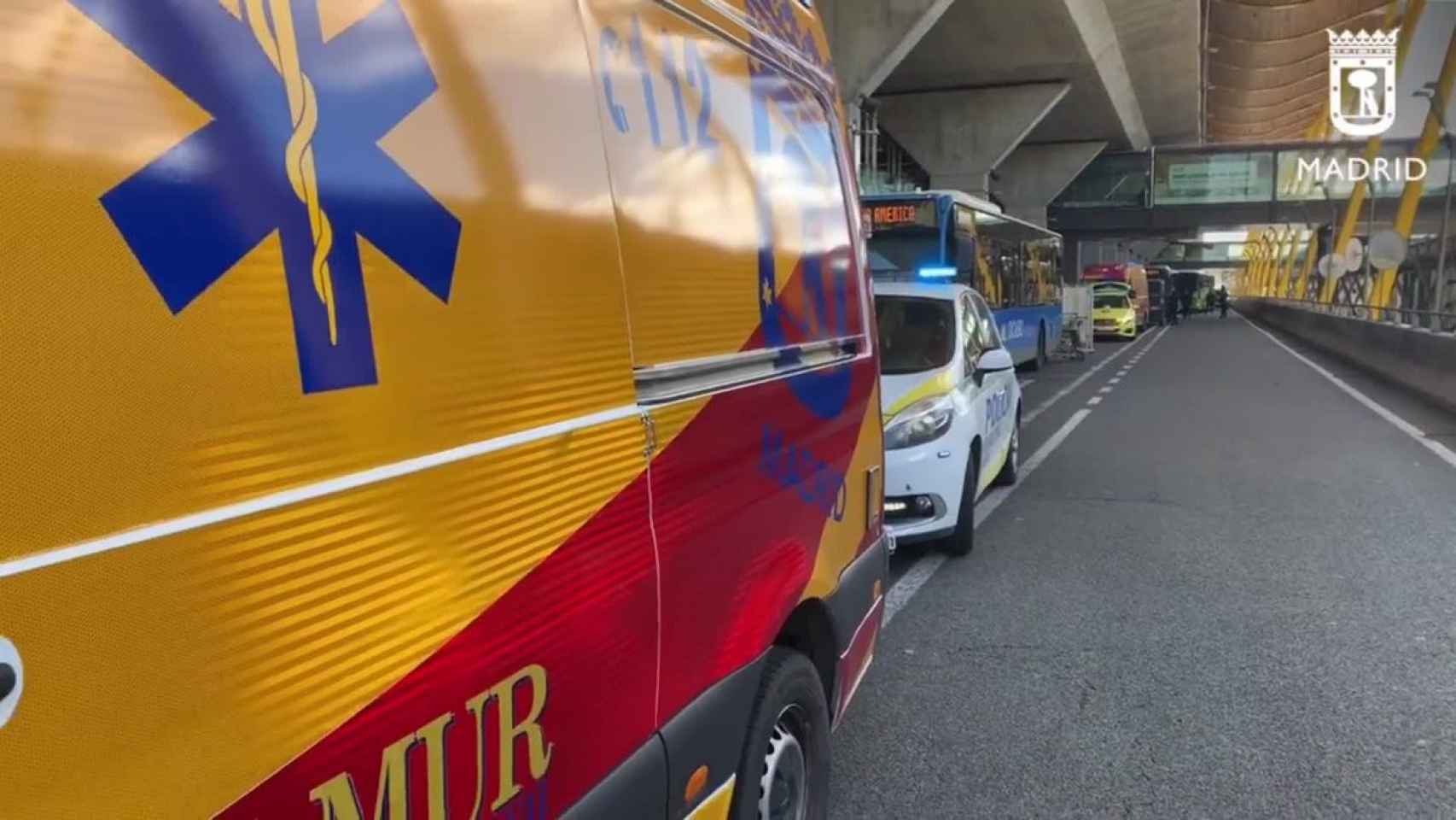 Efectivos del Samur en la T4 de Barajas / EP