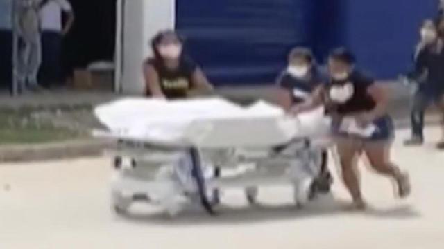 La familia de una víctima de Covid, en el momento de huida con el cuerpo de su pariente fallecido / TELECINCO