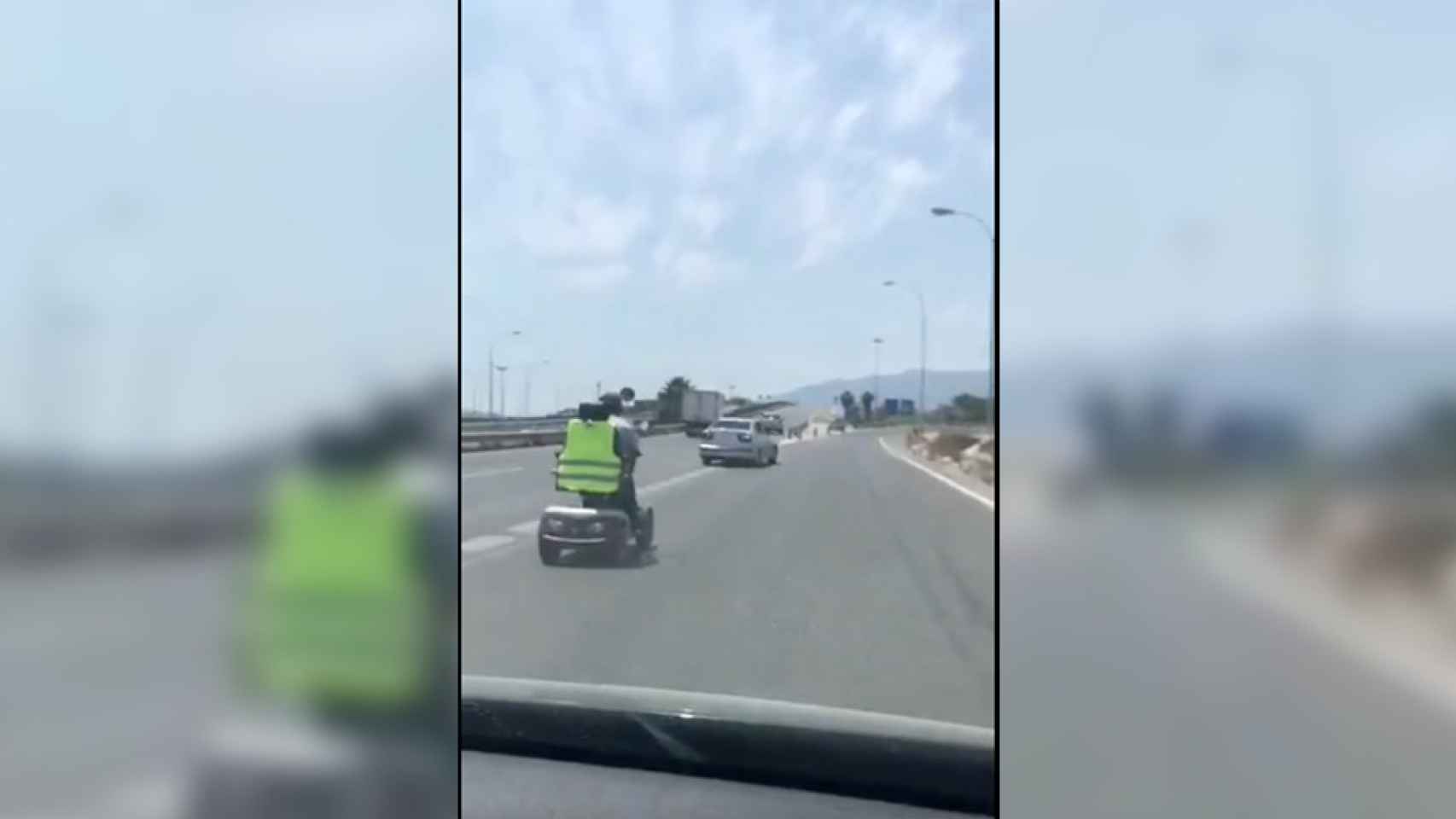 Una imagen del hombre conduciendo su silla de ruedas por el carril de aceleración de la autovía de Málaga / TWITTER