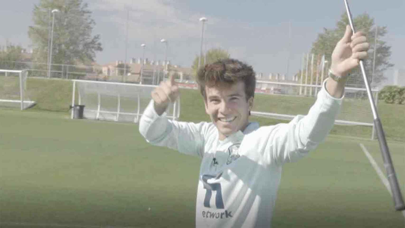 Riqui Puig jugando al golf