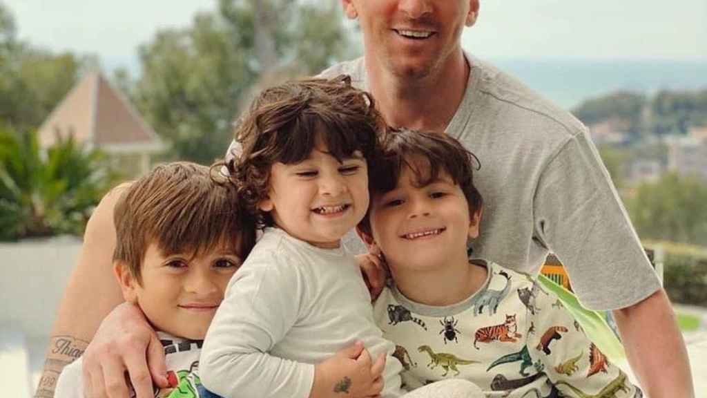 leo messi con sus tres hijos  2