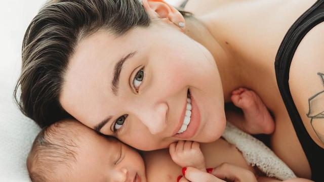 Aine Coutinho posa con su pequeña Esmeralda / INSTAGRAM
