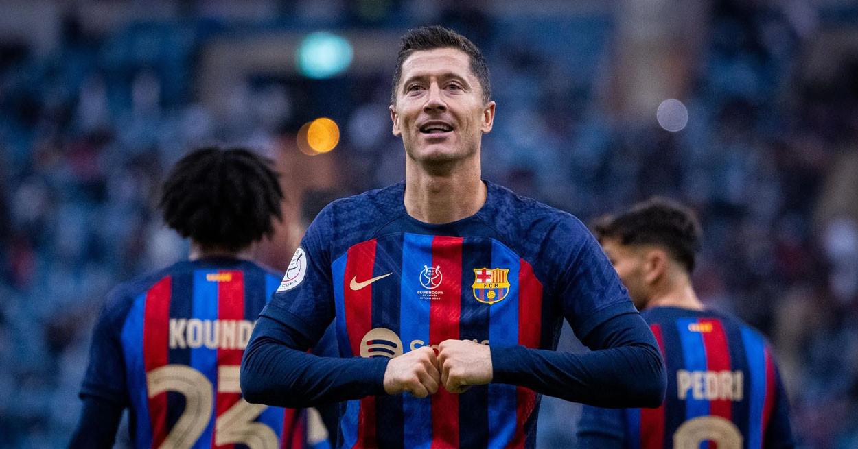 Lewandowski hace su característica celebración con el Barça / FCB