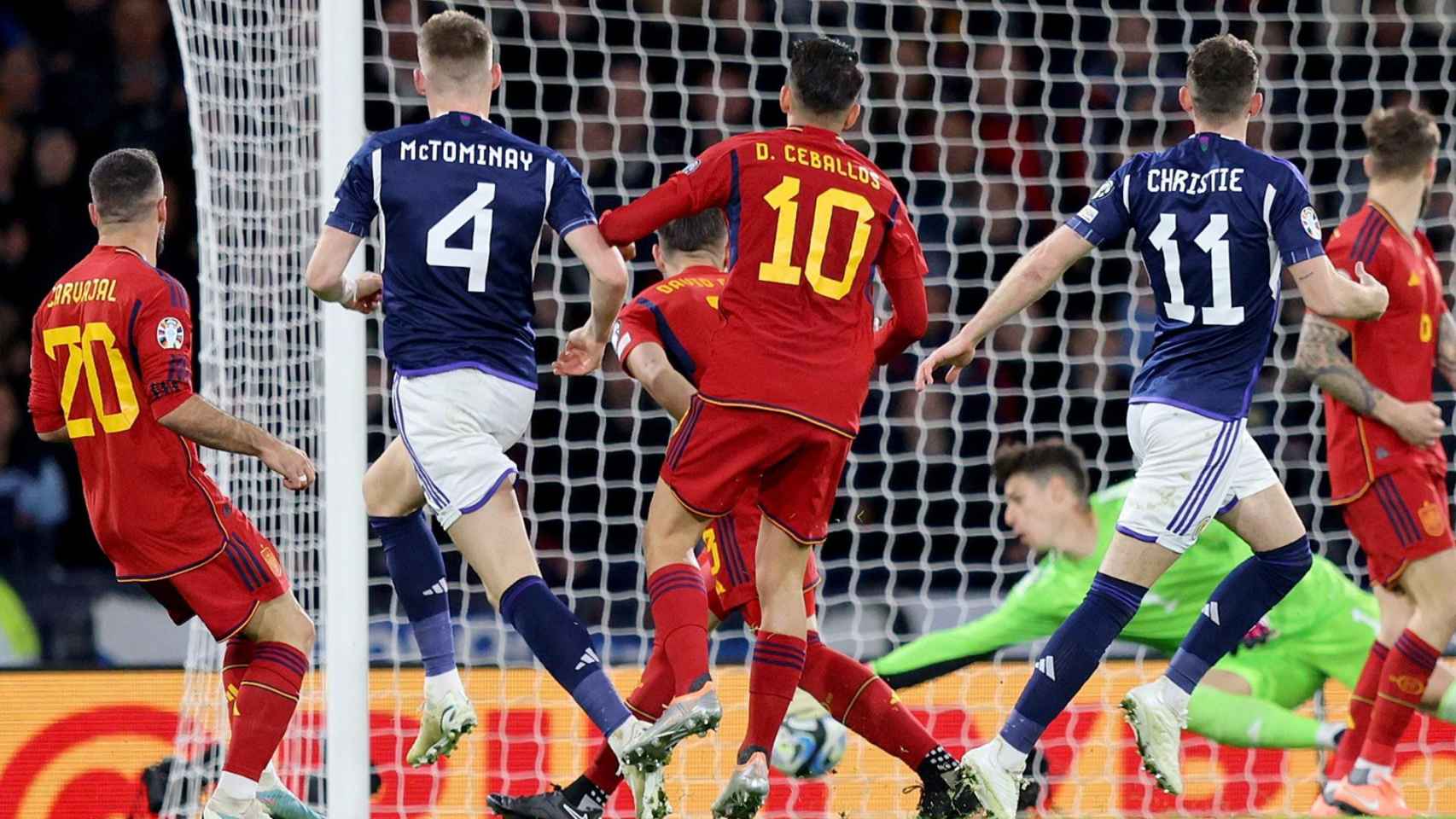 España y Escocia en el partido clasificatorio para la Eurocopa / EFE