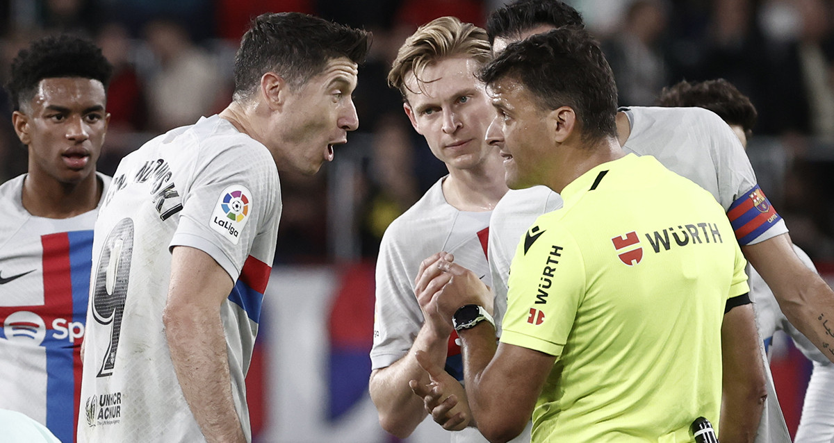 Lewandowski se queja ante Gil Manzano por la expulsión en el partido contra el CA Osasuna / EFE