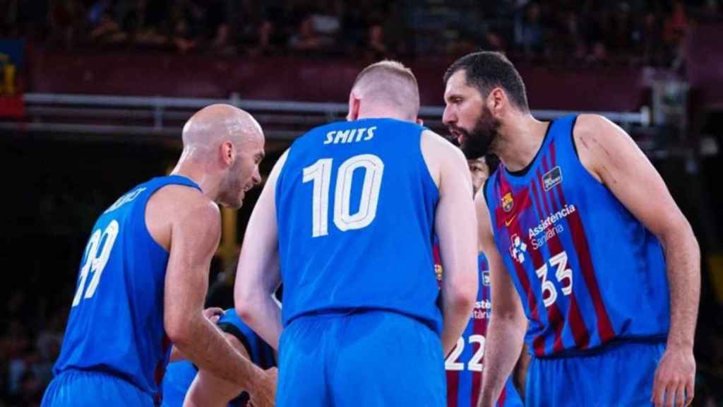 Los jugadores del Barça, dialogando, durante el partido contra el Real Madrid / FCB