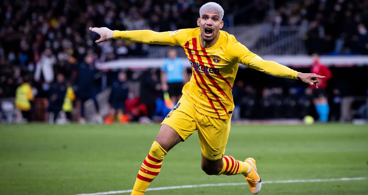 La eufórica celebración de Ronald Araujo, tras anotar un gol en el triunfo del Barça contra Real Madrid / FCB