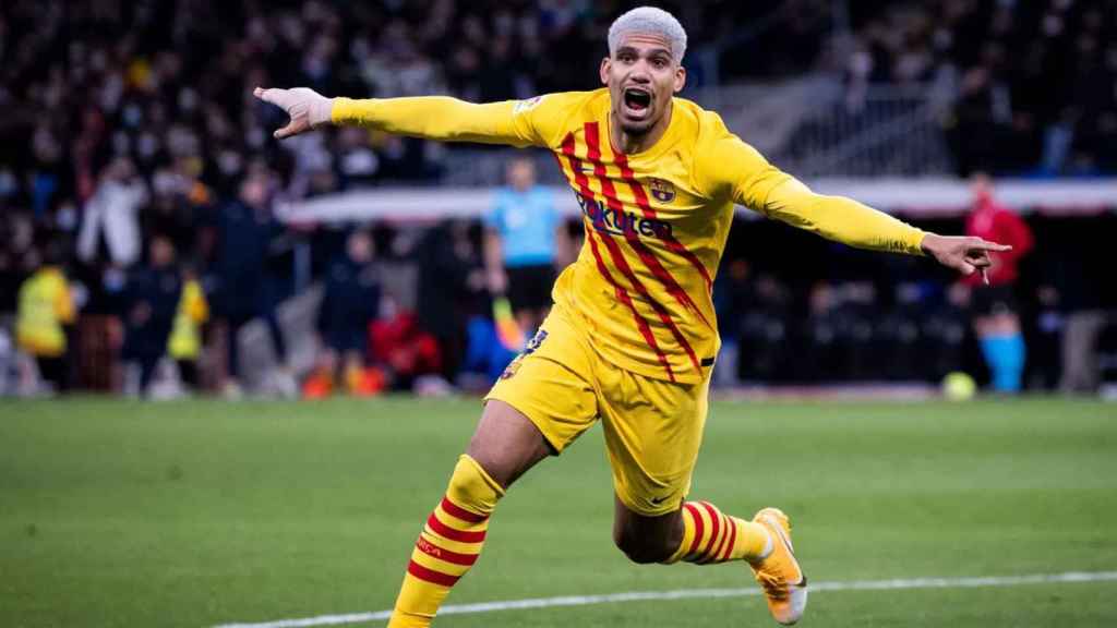 La eufórica celebración de Ronald Araujo, tras anotar un gol en el triunfo del Barça contra Real Madrid / FCB