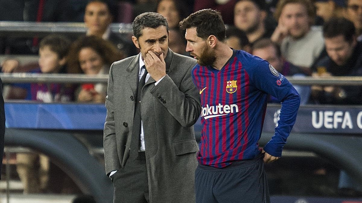 Ernesto Valverde hablando con Leo Messi en un partido en el Camp Nou / EFE