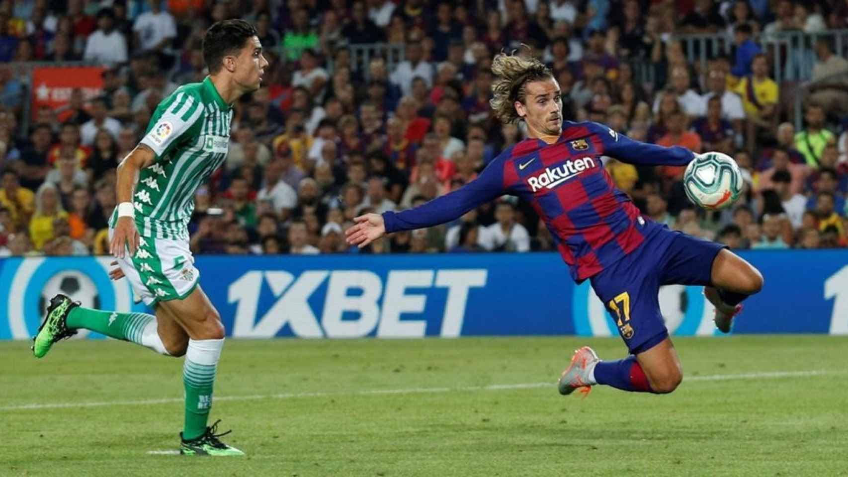 Marc Bartra y Griezmann en el partido de ida / EFE