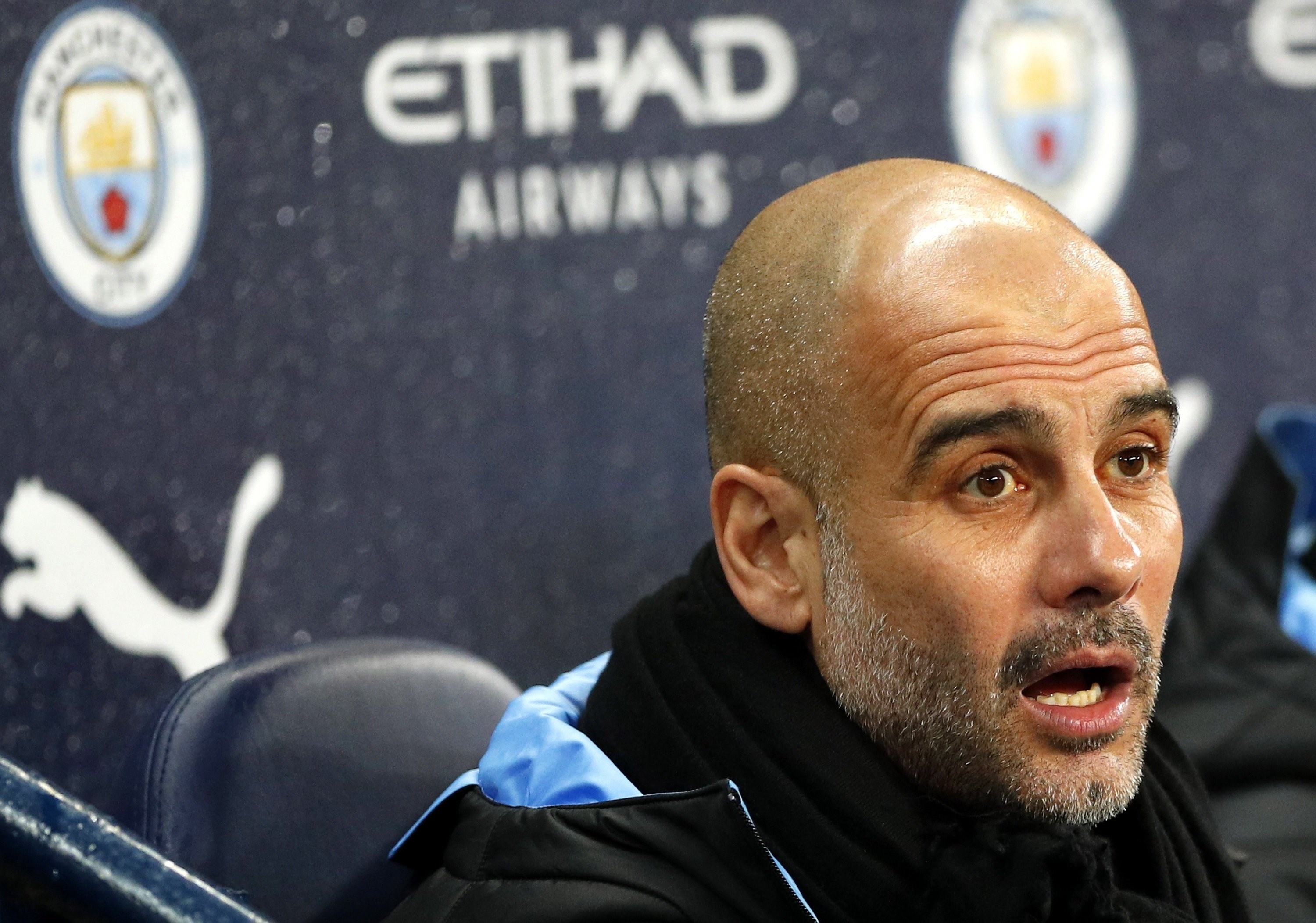 Pep Guardiola en el banquillo del City en el partido contra el West Ham / EFE