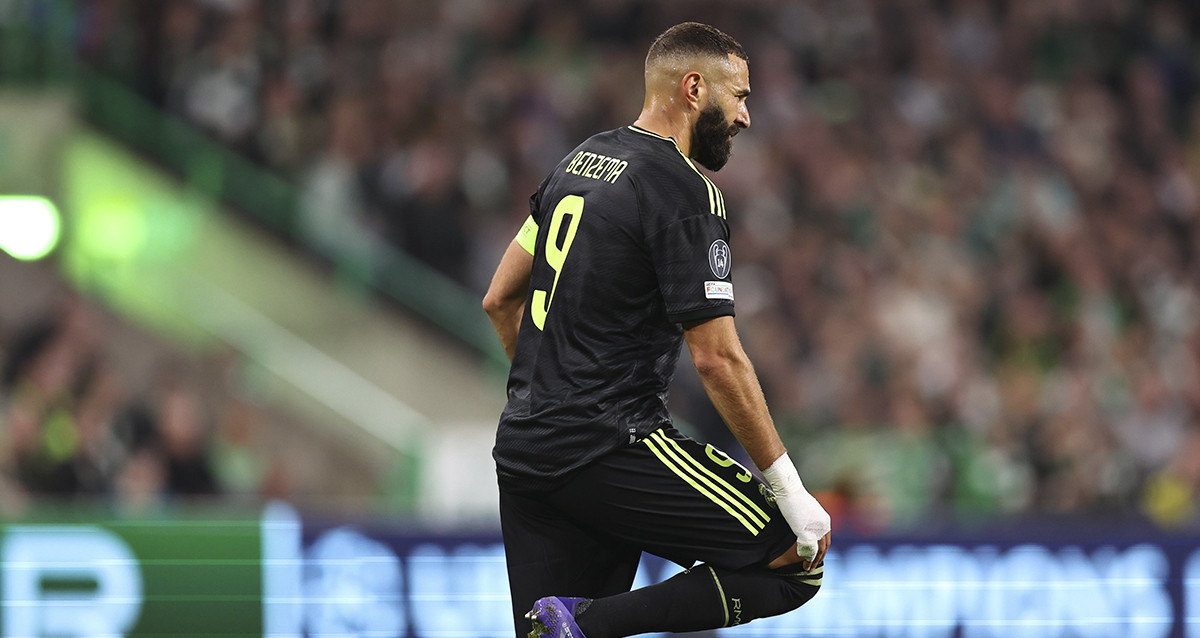 Benzema, con evidente gesto de dolor en la rodilla derecha, sale del campo en el Celtic Real-Madrid / Redes