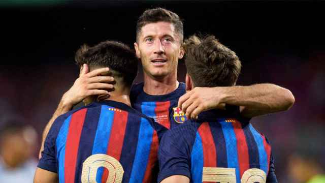 Lewandowski, celebrando un gol con Pedri y Gavi, es la gran estrella del Barça / EFE
