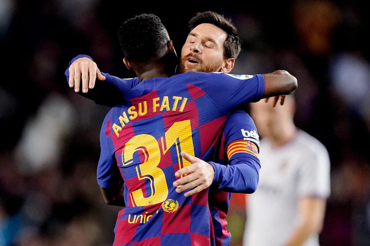 Ansu Fati, abrazando a Leo Messi / EFE