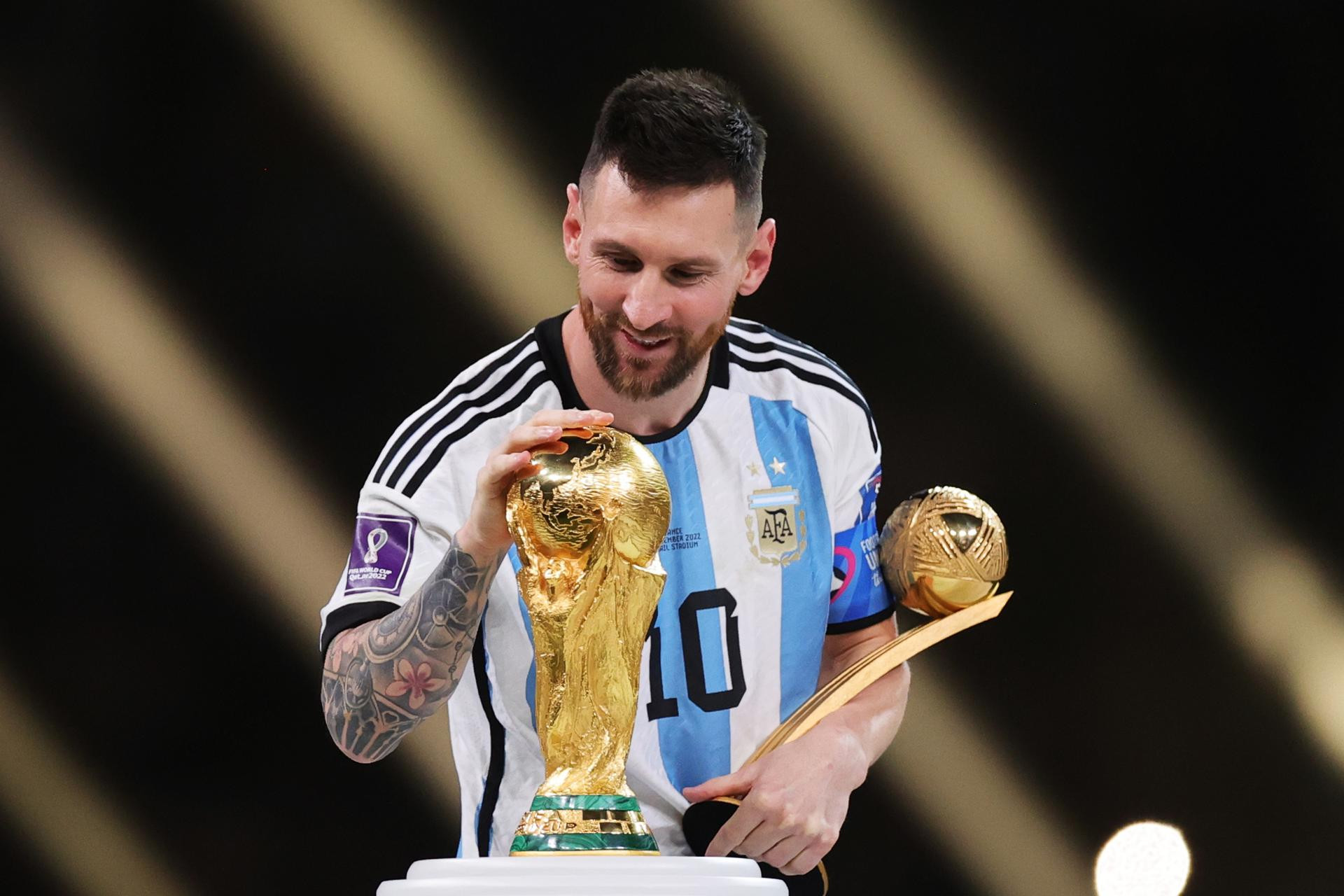 Messi, feliz, toca la copa de campeón del mundo tras la victoria de Argentina ante Francia / EFE